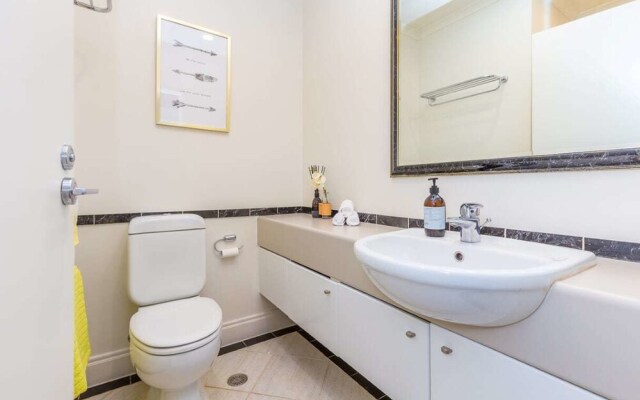 Lovely City Apartment with Pool & Gym