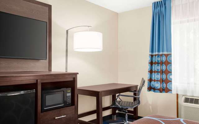 Super 8 by Wyndham Lenexa Overland Park/Mall Area