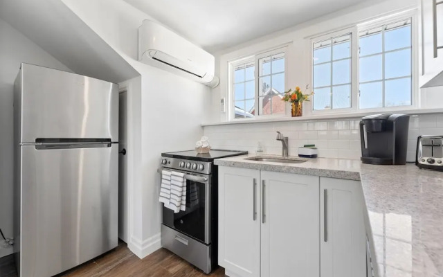 Private Studio Apartment in Burlington - U5