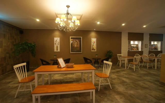 Orange Tree Hotel & Cafe