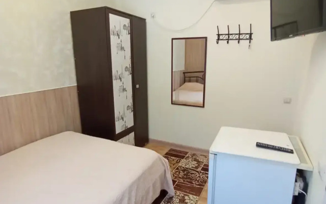 Уютный дворик на Толстого