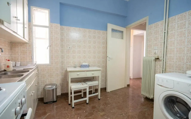 Larissa Station metro st. 2 bedrooms 3 pers. flat