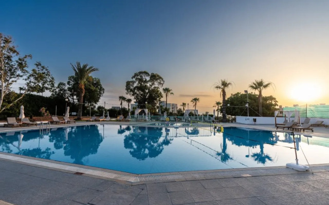 Adelais Bay Hotel