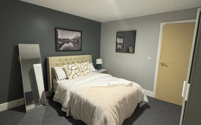Modern 2 Bedroom City Oasis in Manchester