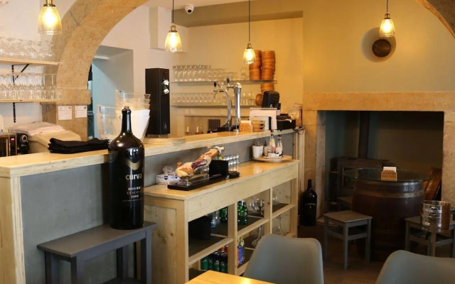 Grapes & Bites - Hostel and Wines