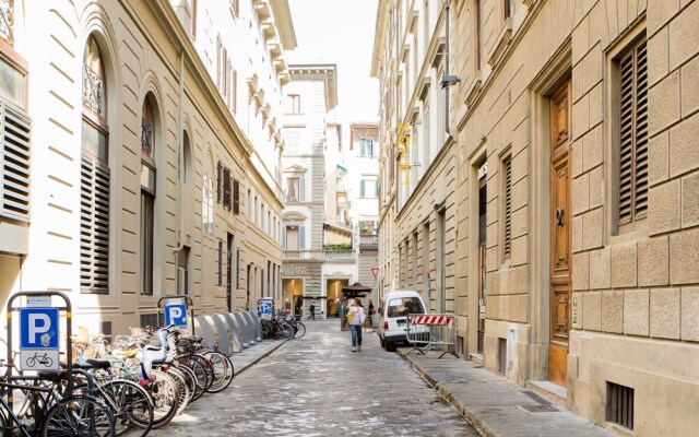 Luxury 2 Bedroom Apartment with Hot Tub - Florence City Center