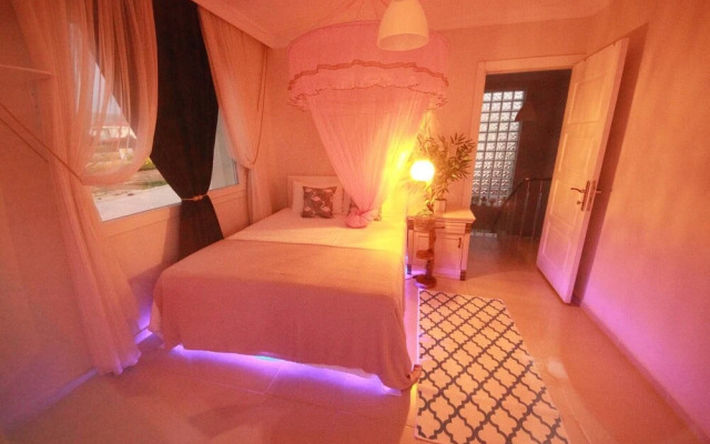 Family Friend Villa Pool BBQ 3b 1 Alacati Cesme