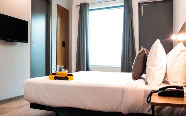 OYO Townhouse 032 Galleria Market