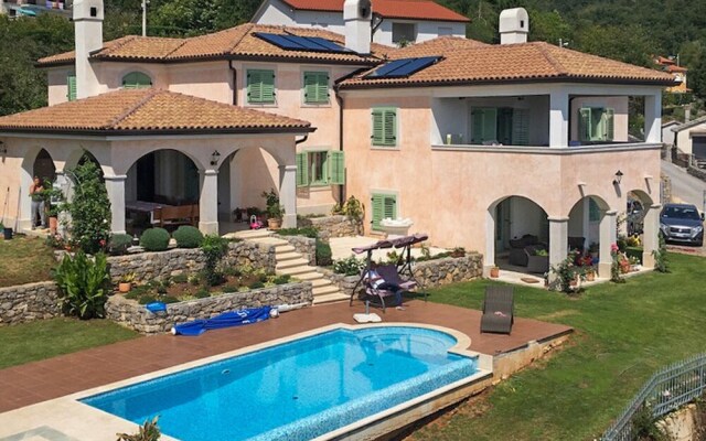 Amazing Pool & Whirlpool Villa Mirna