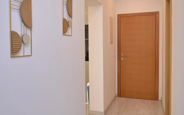 M Entire floor in a spacious house with pool