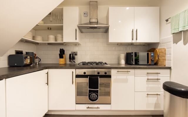 The Sands End Secret - Stylish 2BDR Flat with Garden