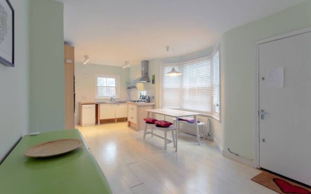 2 Bedroom House in Kensal Green