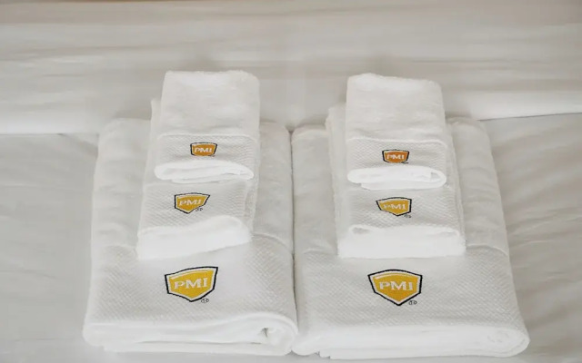 Tranquil 2BR with Coastal Mountain Views