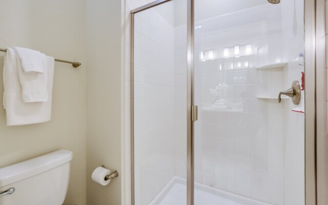 5 Bedroom 4 Bathroom Storey Lake