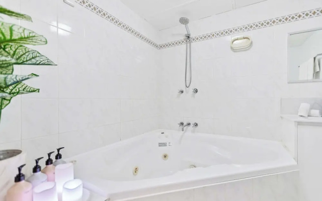 Rainforest Reef Retreat - Esplanade Ground-floor Apartment