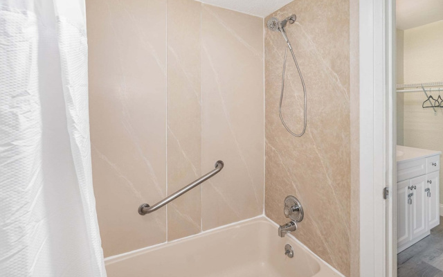 2050 E Irlo Bronson, 1bed