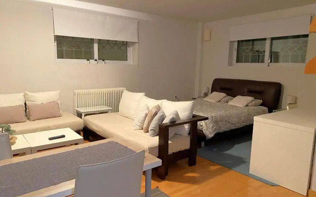 Bright, Cosy Studio close to Glyfada Beach & Center