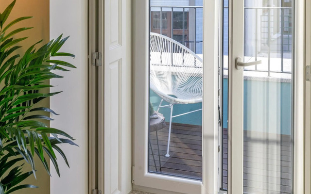 LovelyStay - Downtown Studio with Pool, AC and Balcony