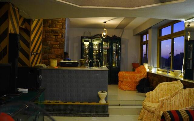 Spacious 2 Bedroom Apt Viewing the Holy Nile