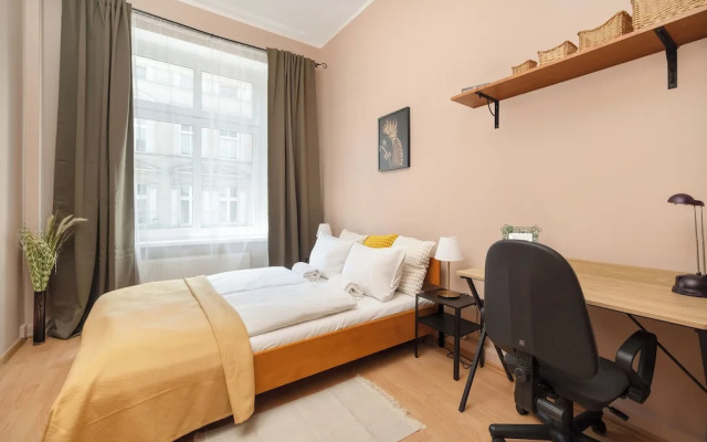 Wroclaw Apartment With Desk by Renters