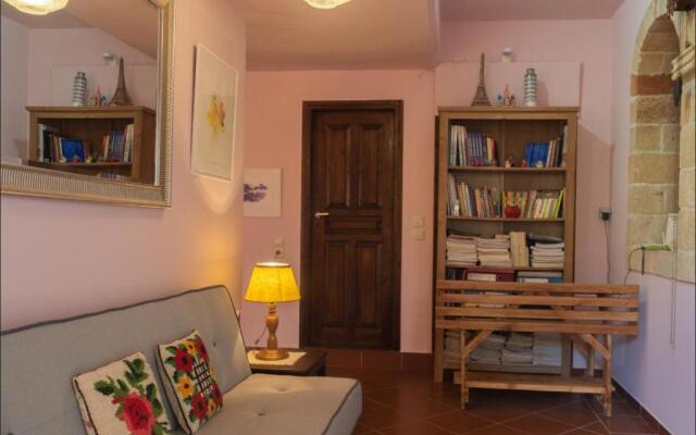 Private Art Studio 50m from sea (1-4 per)