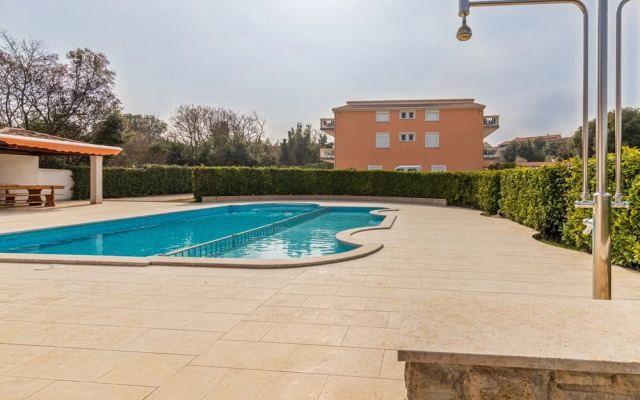 Pool Apartment Suzi 4