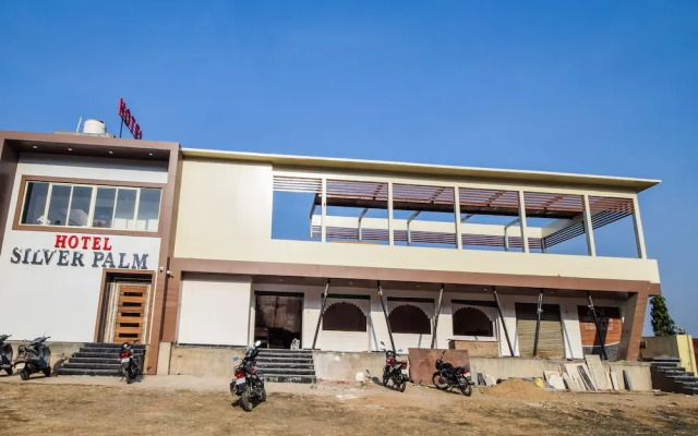 OYO 26124 Silver Palm