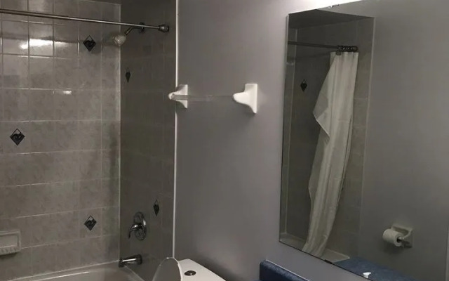 QuickStay - House by The Lake (3Bdrm Near Go Station)