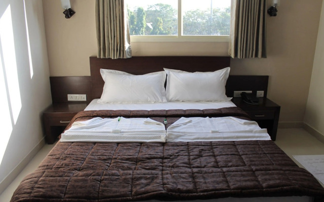 Itsy By Treebo - Greenwood Inn And Suites