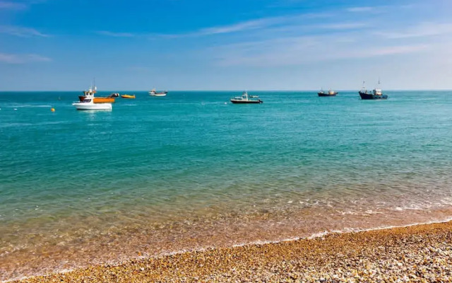 Beautifully Refurbished 4-bed Beachside Retreat