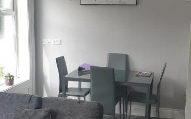 Modern 2 bed apartment with parking