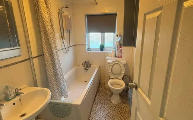 2 Bed Apartment - Sleeps 4 - Parking - Wifi