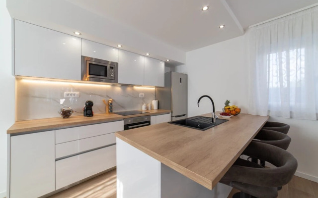 New Luxury Modern Four-bedroom Villa With Pool
