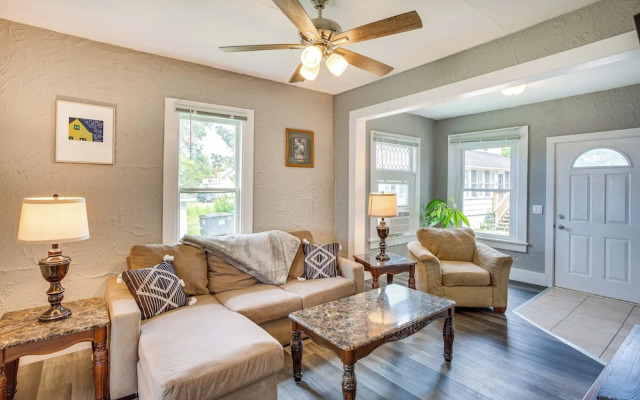 Lakefront Mound Getaway: Near Snowmobiling Trails!