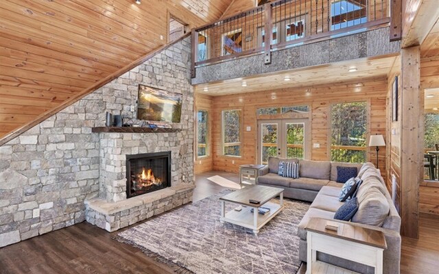 Smokey Treats 5 Bedroom Cabin by RedAwning