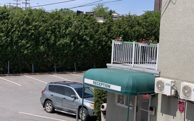 Super 8 by Wyndham Montreal