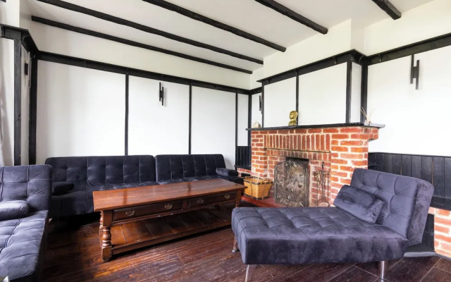 Large Riverside House in Wraysbury, Staines