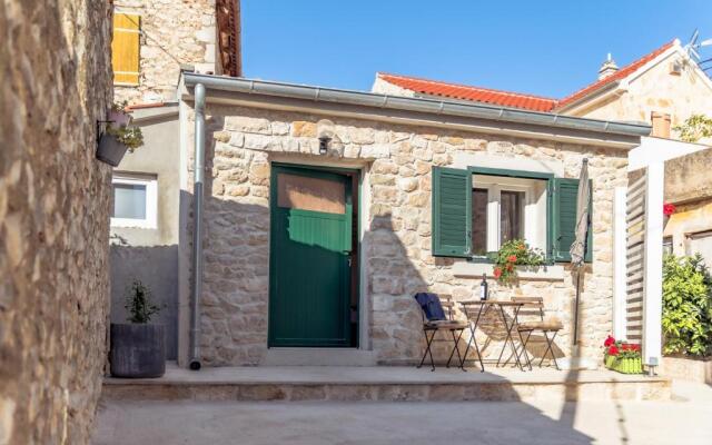 Small stone house Luka