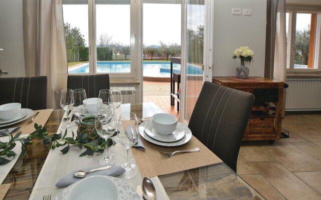 Stunning Home in Sezana With Jacuzzi, Wifi and 5 Bedrooms