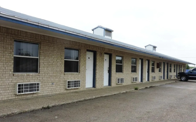 Riata Inn Crystal City