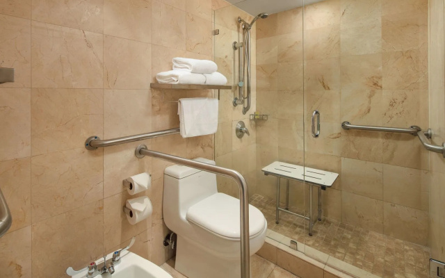 DoubleTree by Hilton Grand Biscayne Bay