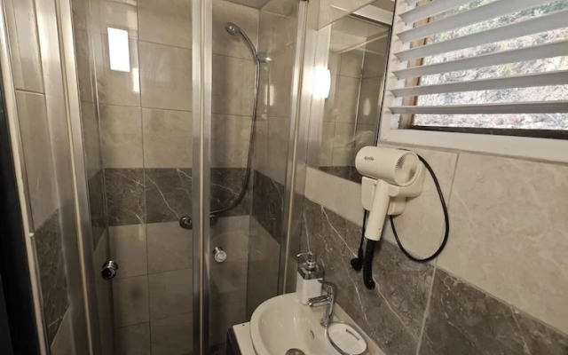 Ti̇ny Mi̇ni̇ House