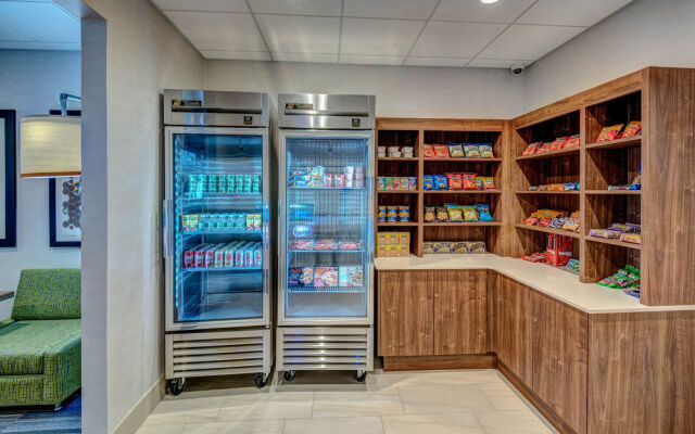 Holiday Inn Express & Suites Woodbridge