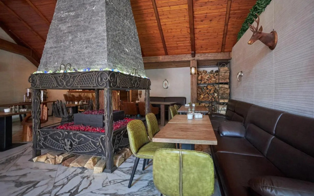 Апартаменты в отеле Red Wood (Ред Вуд)