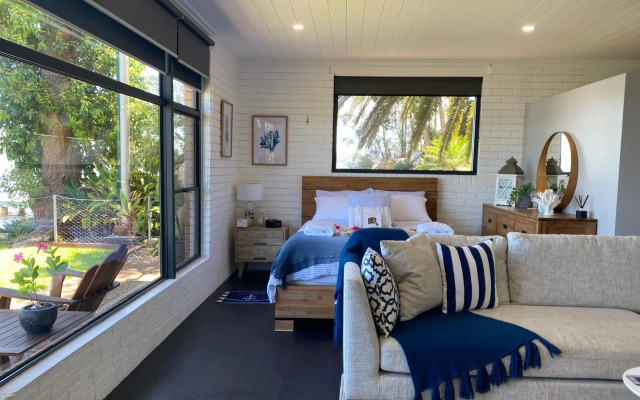 Serenity by the Lake - Romantic Waterfront Couple's Getaway