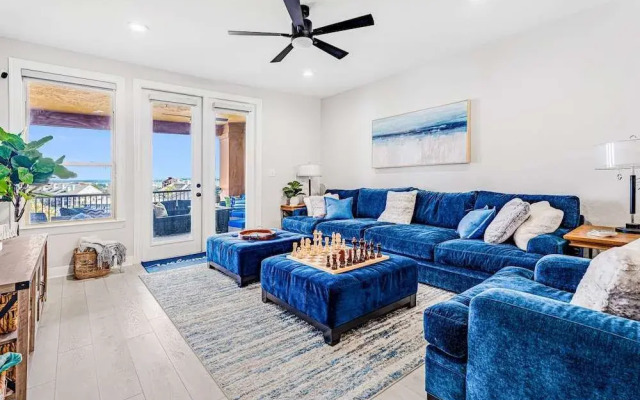 Luxury Waterfront Condo W/pool & Views!