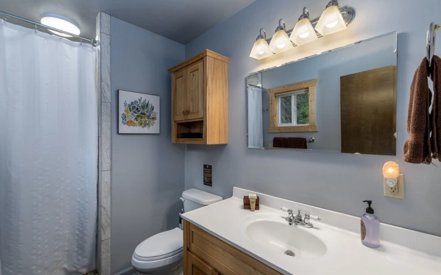 Rivers Edge 2 Bedroom Home by NW Comfy Cabins by RedAwning