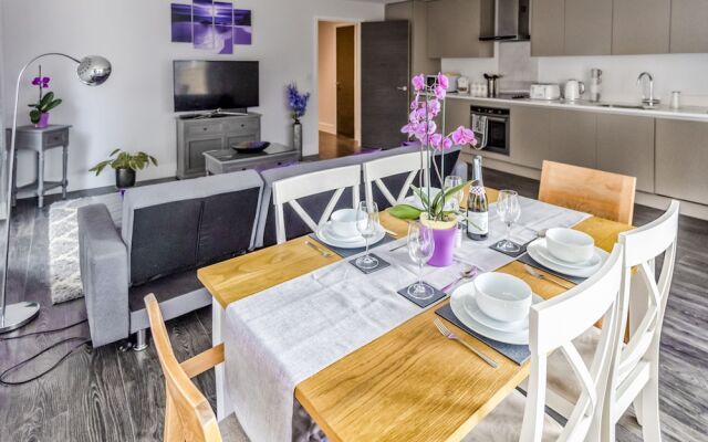 Luxury Bedford Riverside Apartment