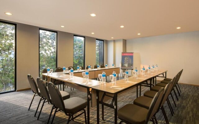 Up-Peak Hotel Simpang Lima Semarang Powered by Archipelago