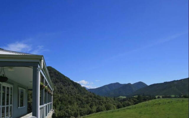 Pelorus River Views - Bed and Breakfast